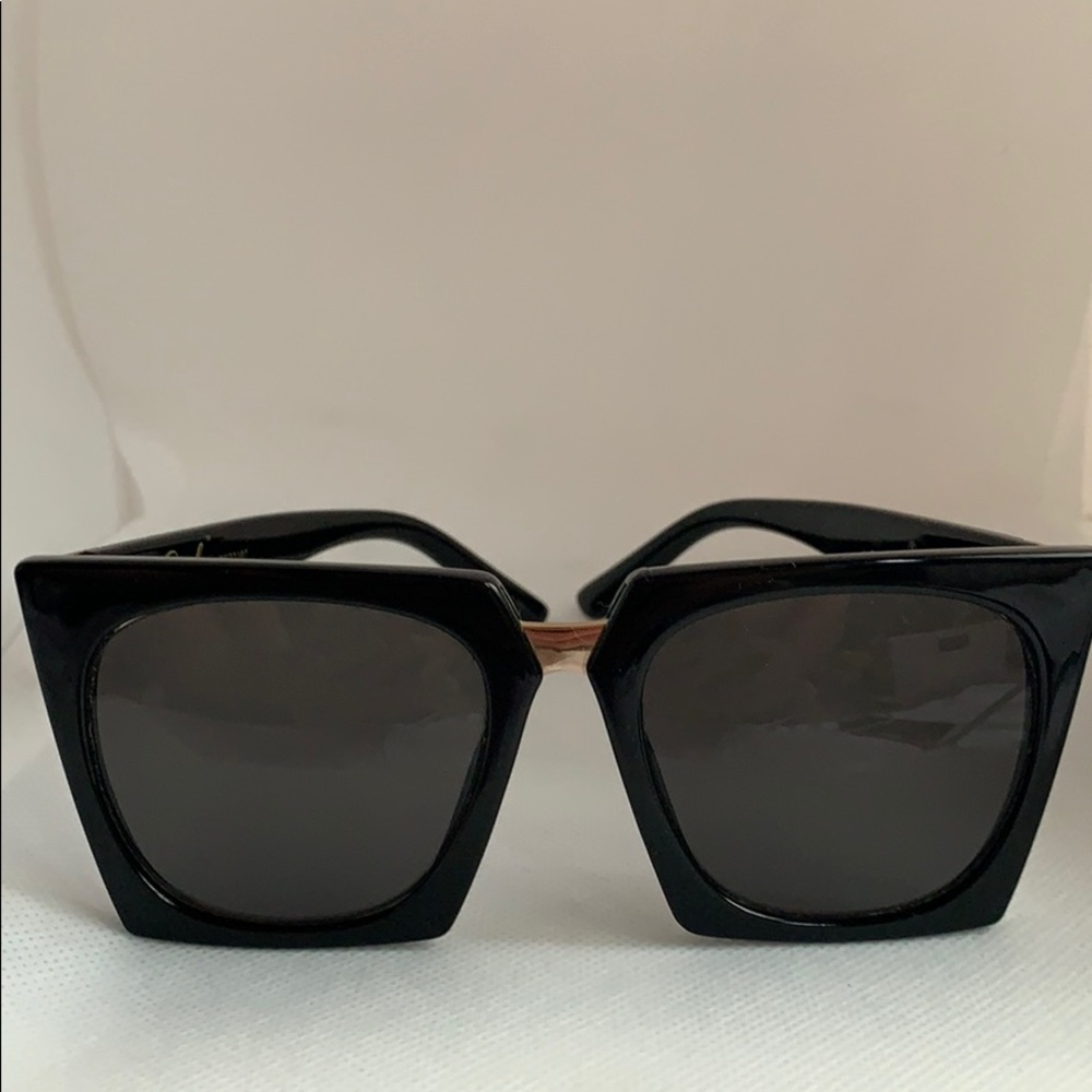 Women’s black sunglasses